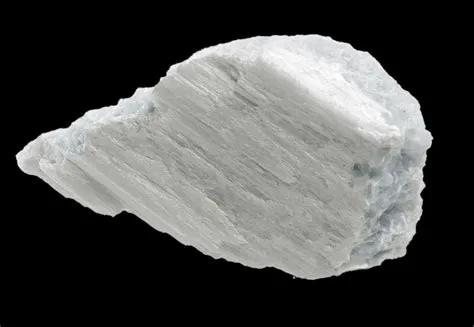  Wollastonite: Uma Maravilha Mineral para Revestimentos de Alta Performance e Cerâmicas Resistentes?